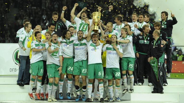 2009: Pokalsieg für Werder Bremen mit Frank Baumann und Mesut Özil! Das Team gewinnt gegen Bayer Leverkusen dank eines Tors durch Özil mit 1:0 und beschert dem jetzigen Sport-Geschäftsführer Baumann einen würdigen Fußball-Abschied.