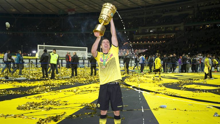 2012: Borussia Dortmund demontiert Bayern München! Mit 5:2 und einem Dreierpack von Robert Lewandowski, damals noch für Dortmund aktiv, macht der BVB das erste Double der Vereinshistorie perfekt. 