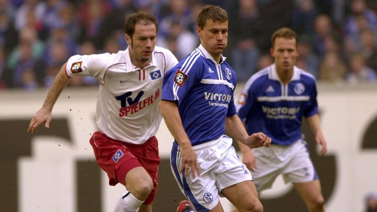 2001: In der darauffolgenden Saison müssen sich Sergej Barbarez vom Hamburger SV (links) und Ebbe Sand (FC Schalke 04, rechts) die Torjägerkanone teilen: Beide kommen auf 22 Treffer. Mit 19 Treffern auf Platz drei: Claudio Pizarro von Werder Bremen.