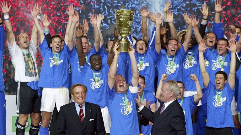 2002: Nur ein Jahr später verteidigt Schalke 04 den Titel und besiegt Bayer Leverkusen mit 4:2. Ein hitziges Spiel - auch bei den Trainern: Sowohl Huub Stevens als auch Bayer-Trainer Klaus Toppmöller müssen wegen Meckerns auf die Tribüne.