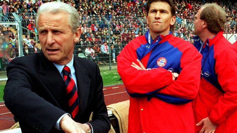 Die Bank des FC Bayern am 15. April 1995: Chefcoach Giovanni Trapattoni, Co-Trainer Klaus Augenthaler und Manager Uli Hoeneß.