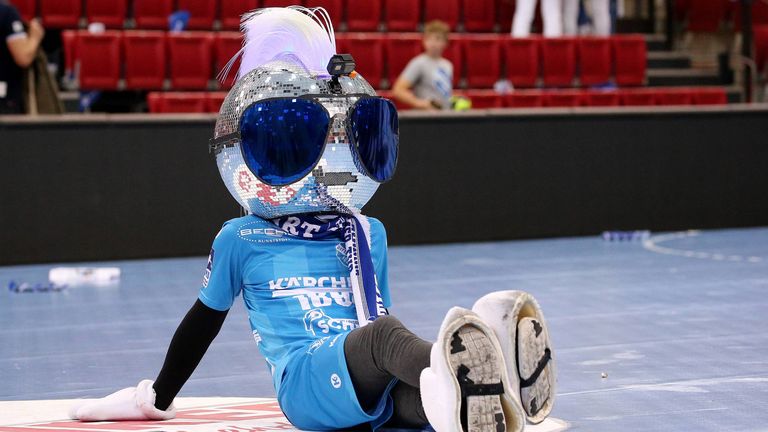 Das wohl coolste Maskottchen der Liga gehört zum TVB Stuttgart. Mit viel Bling-Bling, Sonnenbrille und Irokesen-Frise ist Diskokugel ''Johnny Blue'' besonders lässig am Spielfeldrand unterwegs. Der Styling-Preis geht auf jeden Fall an den Schwaben.