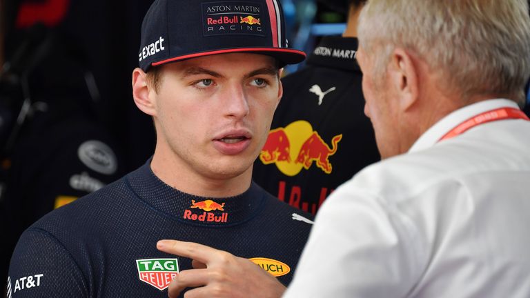 Red-Bull-Motorsportberater Helmut Marko (r.) im Gespräch mit Max Vertappen.