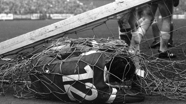 Herbert Laumen (Borussia Mönchengladbach) liegt im Tornetz nachdem er den berühmten Gladbacher Pfostenbruch verursacht hat.