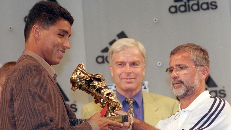 Mario Jardel bekommt den Goldenen Schuh vom ''Bomber der Nation'', Gerd Müller, überreicht. Der Brasilianer holt die Torjägerkanone Europas zweimal (1998/99 - 36 Tore, 2001/02 - 42 Tore). Beide Trophäen feiert er in Portugal: FC Porto & Sporting