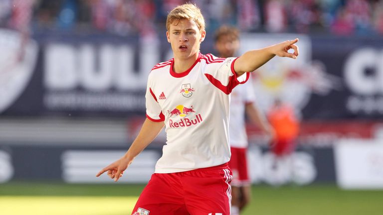 Joshua Kimmich zeigte seinen Teamkollegen schon als Teenager an, wo es langgeht. Der gebürtige Rottweiler durchlief die Jugendabteilung des VfB Stuttgart und schaffte im Trikot von RB Leipzig dann den Sprung zum Profi - damals in der 3. Liga.