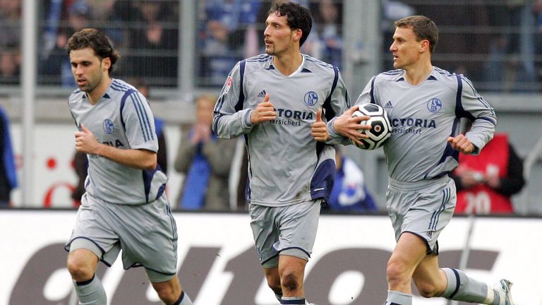 In der Saison 2005/06 war Schalke nicht die königsblaue, sondern buchstäblich die graue Maus in Fußball-Deutschland. Allerdings nur optisch, denn sportlich lief es für die Knappen mit Platz vier mehr als ordentlich. 