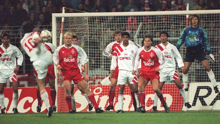 Das Tor des Jahres 1992: Bayerns Lothar Matthäus nimmt eine Ecke volley und trifft traumhaft im Spiel in Leverkusen.
