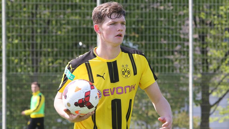 Luca Kilian (SC Paderborn): Jugend, U16, U17, U19, zweite Mannschaft - doch zum Profi reicht es nicht. Seinen Durchbruch hat der junge Verteidiger erst mit dem Sommer-Wechsel 2019 nach Paderborn, wo er in der Abwehr gesetzt ist.