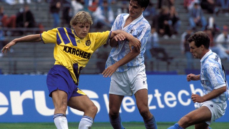 Kaum zu glauben, aber wahr: Zwischen 1994 und 1997 trugen die Schalker Spieler um Youri Mulder auch blau-gelbe Trikots. Eine ungewöhnliche Farbkombination ....