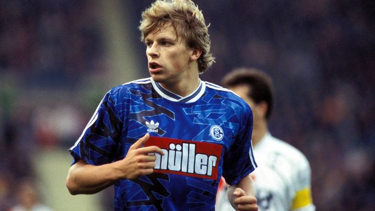 Legendär: Das Schalker Trikot in der Saison 1993/94 mit dem Schriftzug von ''Müller'' auf der Brust.