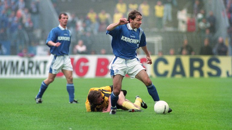 PLATZ 3: FC Schalke 04 (422 Spieler) aus 48 Nationen (14 Brasilianer), treffsicherste Nation: Niederlande (157 Tore),
Rekord-Ausländer: Jiri Nemec (256 Einsätze)