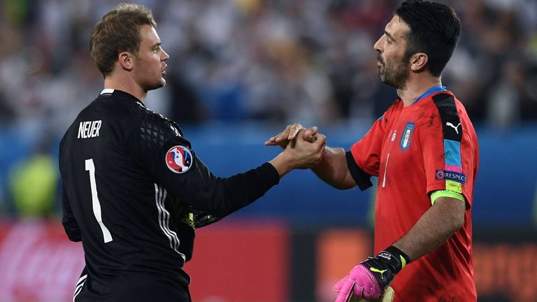 Manuel Neuer (l.) und Gianluigi Buffon bringen auch im hohen Alter noch starke Leistungen.