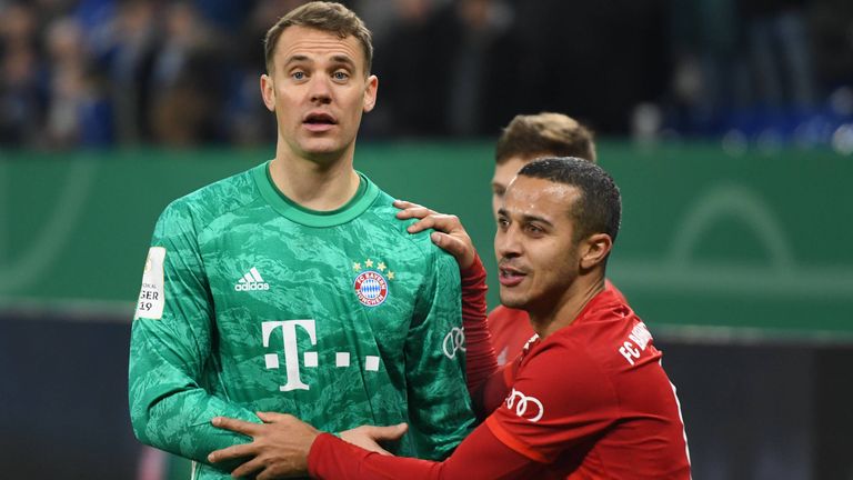Manuel Neuer (l.) kritisiert den aktuellen Umgang des FC Bayern mit seiner Person. 