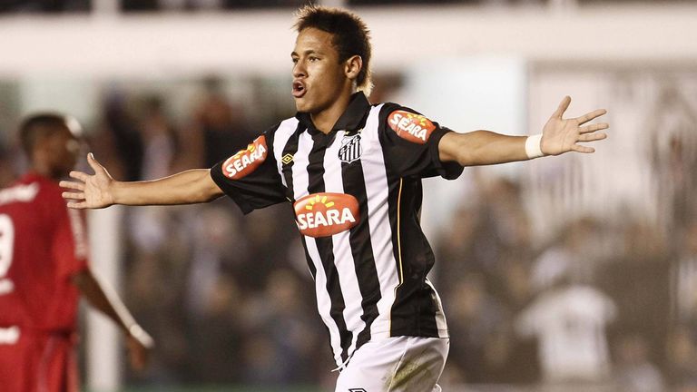 Gestatten: Der teuerste Fußballer der Welt. Neymar schaffte seinen Durchbruch in seiner Heimat beim FC Santos und entwickelte sich nach seinem Debüt 2009 schnell zum Schlüsselspieler. Vier Jahre später folgte dann der Wechsel zum FC Barcelona.