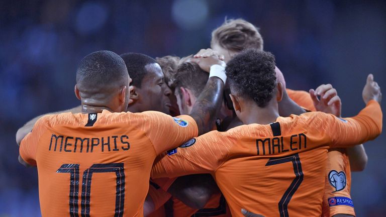 Platz 7: Niederlande (4-3-3-System): Cillessen – Dumfries, de Ligt, van Dijk, van Aanholt – van de Beek, de Jong, Wijnaldum – Kluivert, Depay, Bergwijn – Gesamtmarktwert: 594,9 Millionen Euro