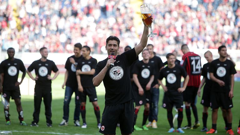 PLATZ 1: Eintracht Frankfurt (438 Spieler) aus 59 Nationen - BL-Rekord! (13 Österreicher), treffsicherste Nation: Österreich (132 Tore), Rekord-Ausländer: Oka Nikolov (229 Einsätze)