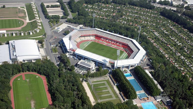 Nürnberg: Das Frankenstadion wurde 2006 in Easycredit-Stadion umbenannt und 2012 in Grundig Stadion. 2016 trug es den Namen Stadion Nürnberg und seit 2017 heißt es Max-Morlock-Stadion.