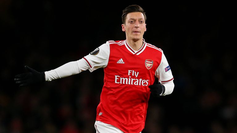 Mesut Özil und seine Teamkollegen des FC Arsenal verzichten auf einen Teil ihres Gehalts.