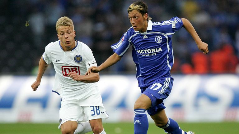 Von Gelsenkirchen in die weite Fußball-Welt: Mesut Özil trug zwischen 2006 und 2008 39 Mal das Trikot des FC Schalke 04, ehe er zum SV Werder Bremen wechselte. Nach seinem Transfer zu Real Madrid landete er anschließend beim FC Arsenal.