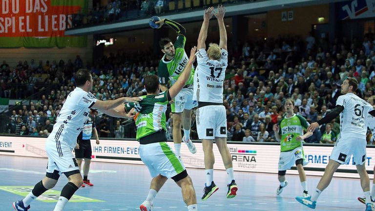 Knappe Entscheidung: Patrick Wieneck und Hendrik Pekeler liefern sich ein spannendes Kopf-an-Kopf-Rennen, bei dem am Ende Bam-Bam durchsetzt.