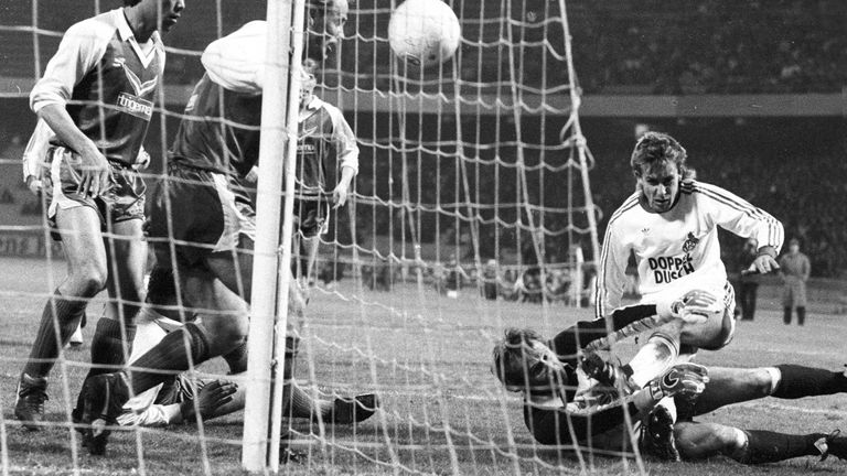 Pierre Littbarski erzielt in typischer Manier das Tor des Jahres 1985 im Spiel gegen Werder Bremen.