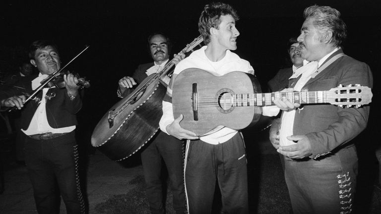 Littbarski bei der WM 1986 in Mexiko zusammen mit einer Mariachi-Band.