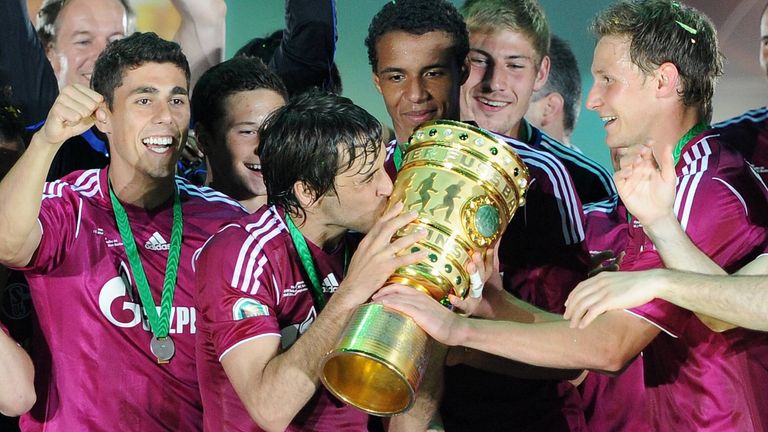 2011 gewann Raul mit Schalke zum fünften Mal den DFB-Pokal. Beim deutlichen 5:0-Erfolg im Endspiel gegen den MSV Duisburg trugen die Schalker Trikots im Brombeerfarbton ''ultra beauty''.