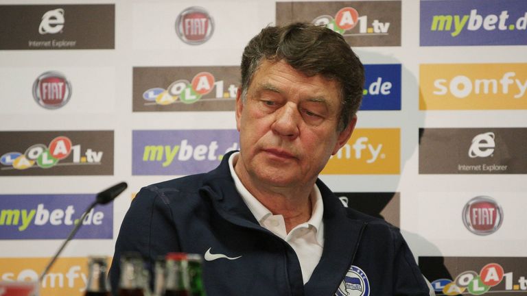 Auch in der Saison 2011/12 hatte die Hertha vier Trainer, am Ende stiegen Rehhagel und Co. sogar ab. 