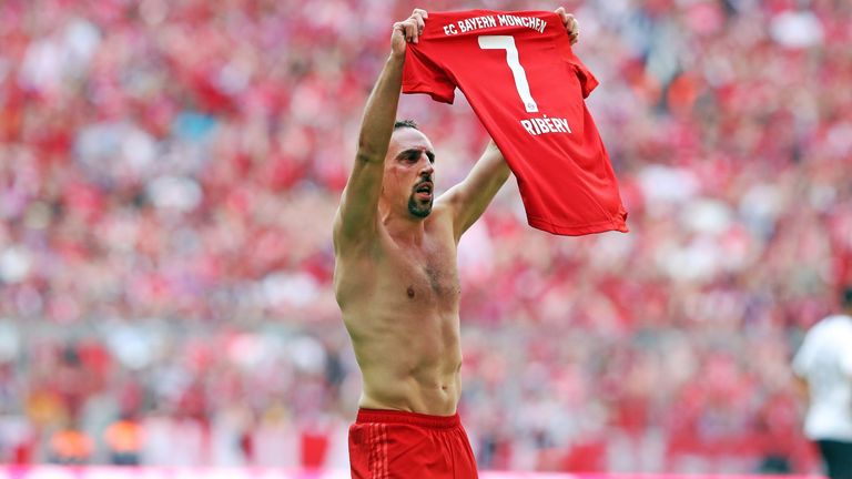 PLATZ 12: FC Bayern 329 Spieler, aus 43 Nationen (13 Brasilianer), treffsicherste Nation: Niederlande (197 Tore),
Rekord-Ausländer: Franck Ribery (273 Einsätze)