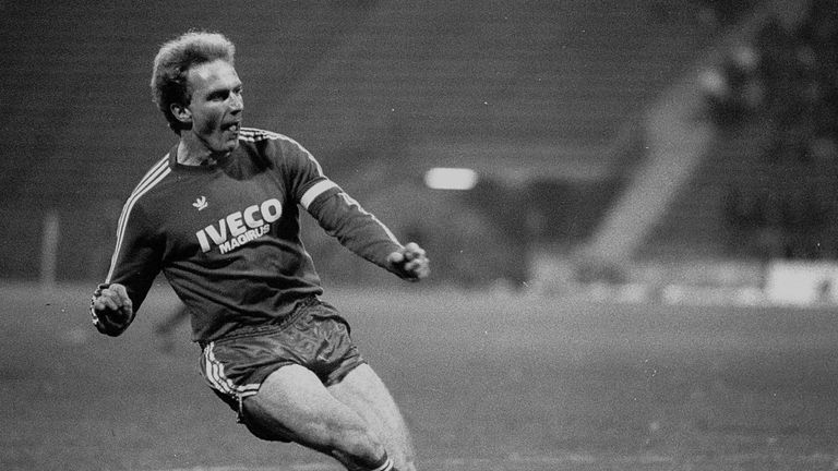Karl-Heinz Rummenigge - Im zweithöchsten Sieg der Bayern-Geschichte, dem 9:0 gegen Offenbach, gelangen  dem Mittelstürmer vier Tore. Im anderen Viererpack-Spiel erledigte „Kalle“ den MSV Duisburg fast im Alleingang - am Ende ein 5:1 für den FCB.

