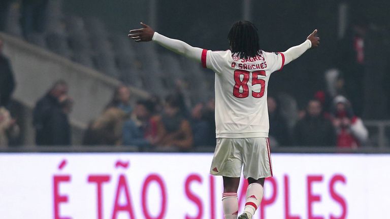 Bei Benfica lief Sanches mit der 85 auf, weil sie die Acht beinhaltet, die für einen zentralen Mittelfeldspieler steht. Bie Bayern wählte er die 35. „Ich musste sofort an Benfica denken und daran, dass ich beim 35. Titel mit von der Partie war.“