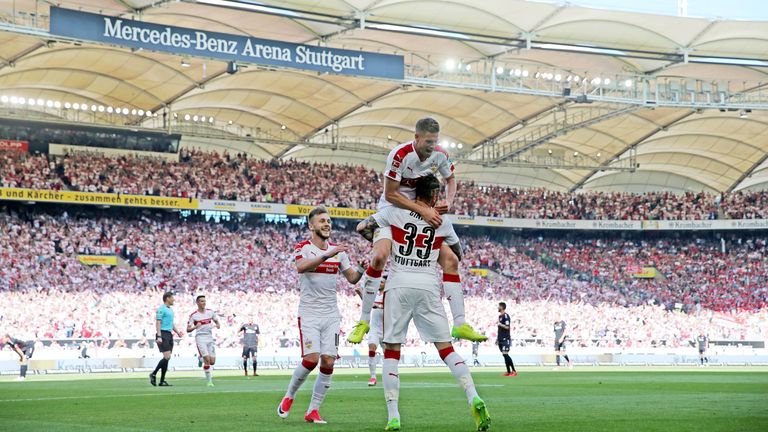 Der VfB Stuttgart krönt sich 2016/17 zum Zweitliga-Meister.