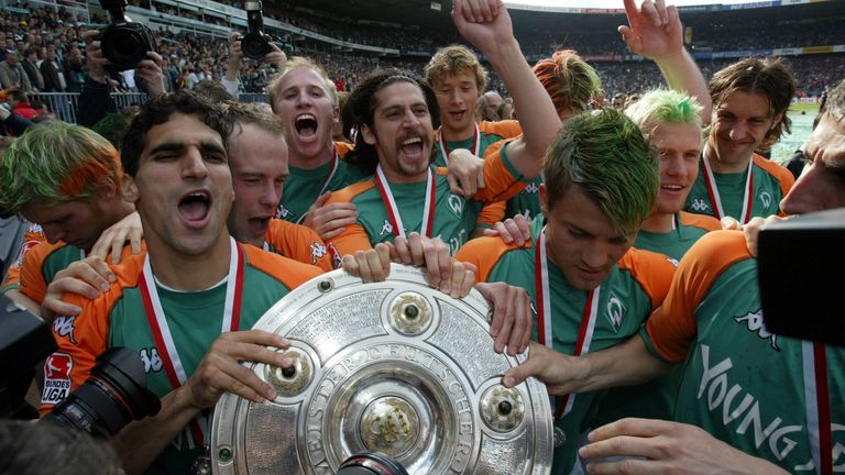 Der SV Werder Bremen feiert 2004 nicht nur den Gewinn der Meisterschaft (Bild), sondern auch den Triumph im DFB-Pokal.
