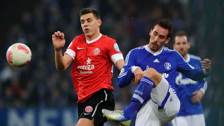 Platz 11: Schalke 04 an Mainz 05 - Christian Fuchs (r., 3,8 Mio.), Adam Szalai (l., 8 Mio.),...