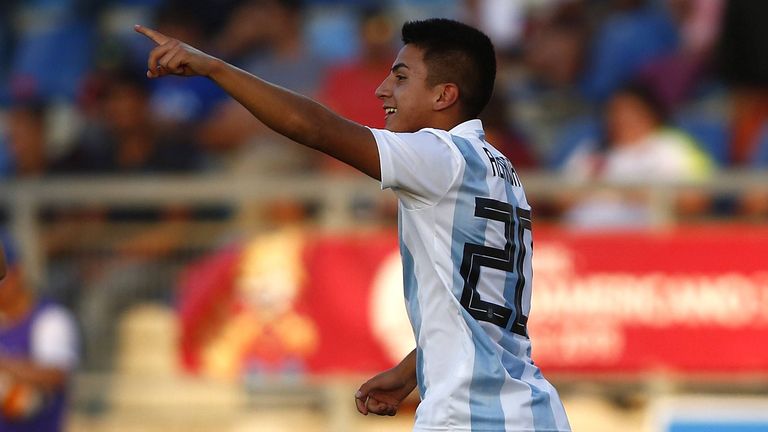 ARGENTINIEN: Thiago Almada kommt mit seinen 19 Jahren auf einen Marktwert von 20 Mio. €. Er verweist Agustin Almendra (18 Mio. €), Julian Alvarez (11), Pedro de le Vega (9,9) und Agustin Urzi (8,8) auf die weiteren Plätze.