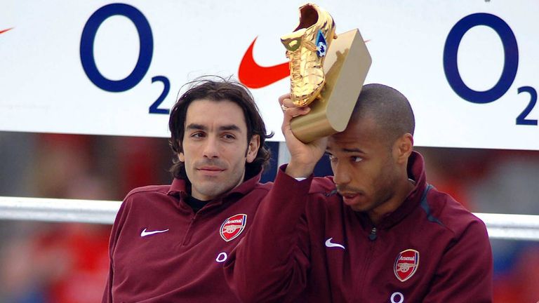 Thierry Henry macht dem Spitznamen des FC Arsenal alle Ehre. Für die Gunners holt der Franzose 2003/04 und 2004/05 (zusammen mit Diego Forlan) Europas Torjägerkanone.