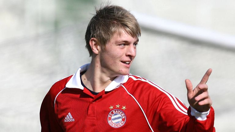 MITTELFELD - Toni Kroos (Real Madrid): 2,3 Millionen Euro zahlt der FC Bayern 2006 für den 16-jährigen Spielmacher. Ein Jahr später unterschreibt Kroos als U19-Spieler seinen ersten Profi-Vertrag. Bei Real Madrid ist er seit 2014 Strippenzieher.