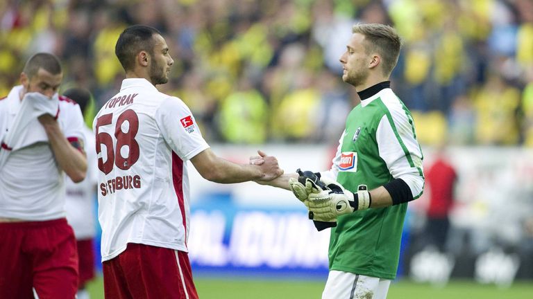 Die Wurzeln des Verteidigers liegen in der Türkei, im Bezirk Sivas, wo ein Großteil seiner Familie lebt. Toprak fühlt sich damit eng verbunden, sodass er die Nummer dieses Bezirks trägt. Die 58 zierte beim SC Freiburg seinen Rücken.