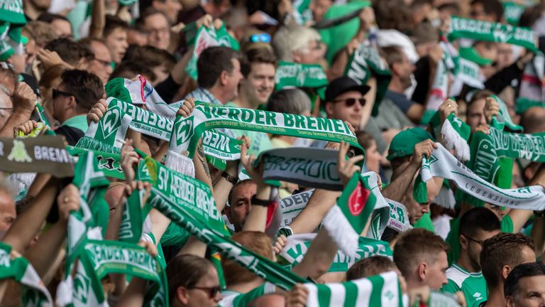 Werder Bremen: Die Bremer prüfen aktuell diverse Rückabwicklungsszenarien für Dauerkartenbesitzer und Inhaber von Tageskarten. Werder möchte neben der Rückerstattung auch Möglichkeiten zum Spenden und zum Verzicht einer Erstattung bieten. 