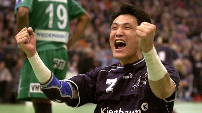 2002: Yoon Kyung-shin (VFL Gummersbach) – Mit 263 Saisontoren wirft sich der Linkshänder zum vierten Mal in Folge zur Trophäe des besten Torschützen der Bundesliga.