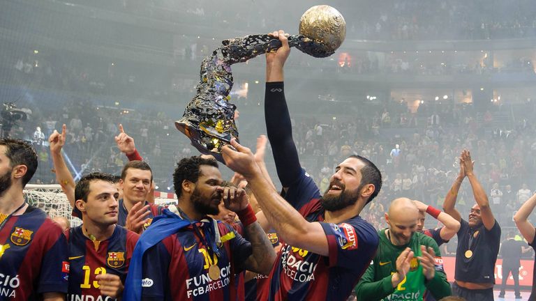 2014/15: Karabatic verteidigte mit Barcelona alle nationalen Titel und feierte außerdem den CL-Gewinn. Er ist dadurch der fünfte Spieler, der diesen Wettbewerb mit drei unterschiedlichen Vereinen gewann. 2014 wurde er Europameister, 2015 Weltmeister.