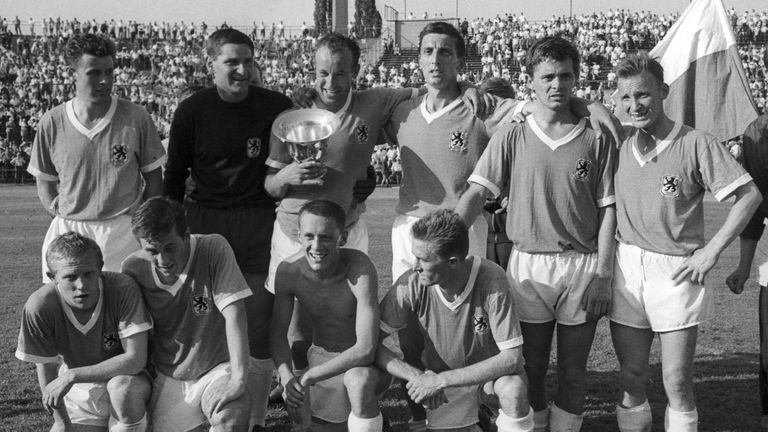 56 Jahre: Ein Sieger aus München – und es sind nicht die Bayern! 1860 bezwang Eintracht Frankfurt mit 2:0 – gecoacht von Trainerlegende Max Merkel. Seitdem wird in München oft gejubelt – aber in Rot statt dem Löwen-Blau.