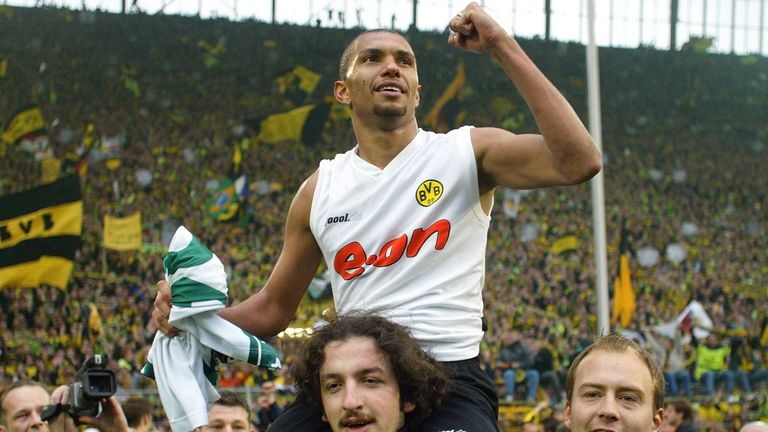 PLATZ 17 - MARCIO AMOROSO:
2001 wechselt der Brasilianer für 25,5 Millionen Euro nach Dortmund - Bundesliga-Rekord! In seinem ersten Jahr führt er die Schwarz-Gelben zur Meisterschaft und wird Torschützenkönig, doch anschließend verblasst der Glanz.