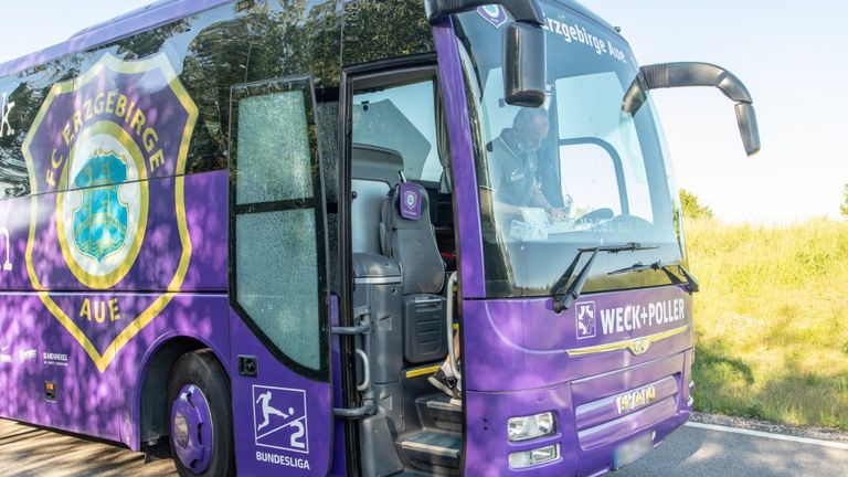 Der Teambus von Erzgebirge Aue war in einen Unfall auf dem Weg nach Nürnberg verwickelt.