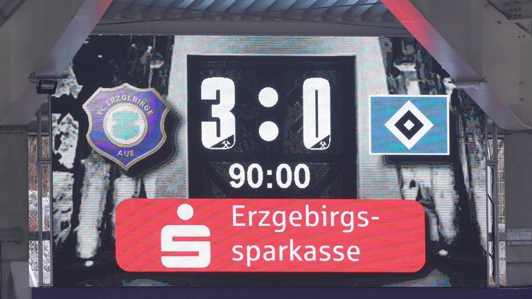 AUSWÄRTSFLUCH: Nachdem der HSV noch mit zwei Siegen auf fremdem Platz gestartet war, gab es in den folgenden zwölf Gastspielen nur noch einen Sieg (8 Remis, 3 Niederlagen) und keine Weiße Weste. Besonders bitter: Das blamable 0:3 bei Erzgebirge Aue. 
