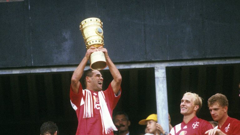 27 Jahre: Bayer Leverkusen gewinnt den Pott – dank Bayer-Bomber Ulf Kirsten. Sein 1:0-Siegtreffer besiegelt den Triumph gegen die Hertha BSC Amateure. Es war das einzige Finale der DFB-Pokalgeschichte mit einer Amateurmannschaft.