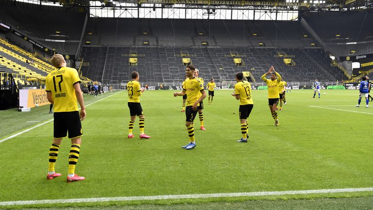 Bundesliga: Die außergewöhnlichen Bilder des Re-St... Sky ...