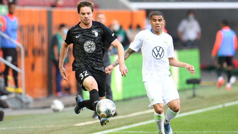 Augsburgs Raphael Framberger (l) und Wolfsburgs Paulo Otavio kämpfen um den Ball. 