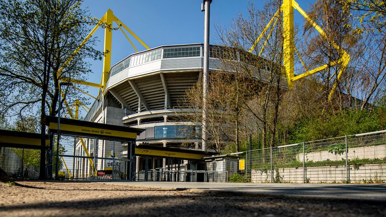 PERSONEN IM STADION: Auf dem gesamten Stadiongelände dürfen sich zur selben Zeit maximal 300 Personen aufhalten. In jeder der drei Zonen "Innenraum", "Tribüne" und "Außengelände“ sind maximal 100 Personen zugelassen. Fans dürfen das gesamte Gelände nicht betreten.